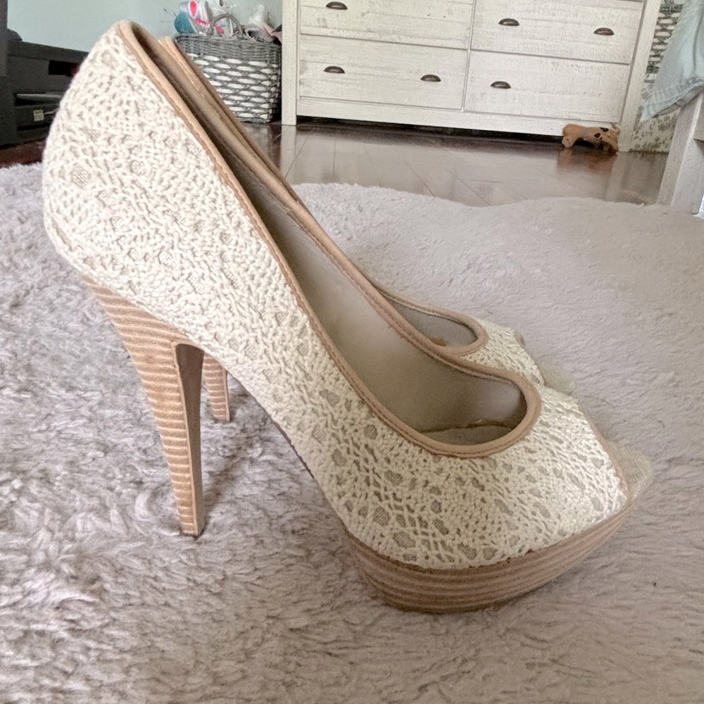 *SOLD* NWOT. Aldo pumps open toe